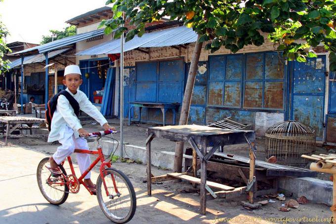 Schoolboy bike, Banyuwangi, Java - Indonesia