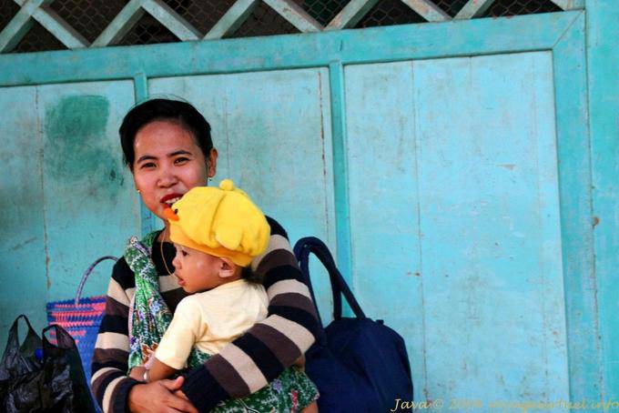 The mother and her son, Banyuwangi, Java - Indonesia