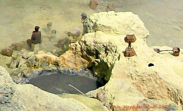 Rest in toxic fumes before the ascent, Kawah Ijen, Java - Indonesia