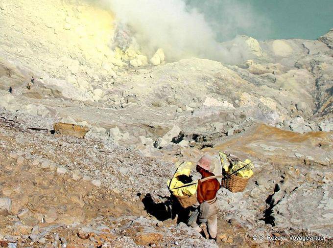 Mid-term holder of the ascent of the crater, Kawah Ijen, Java - Indonesia
