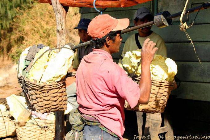 Minors are poorly paid, and the Holder receives $ 0.05 per pound of sulfur, Kawa Ijen, Java - Indonesia