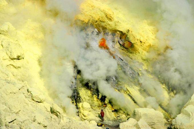 Liquid sulfur explosion Kawa Ijen, Java - Indonesia