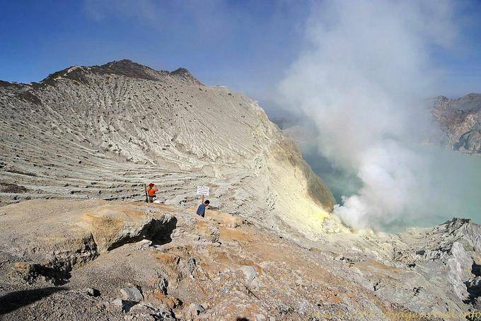 Kawa Ijen, at the edge of the caldera, Java - Indonesia