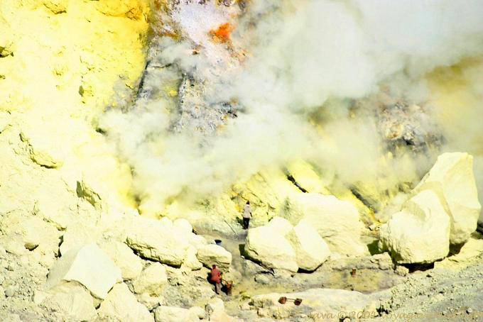 Kawah Ijen, sulfur pickers in the furnace, Java - Indonesia