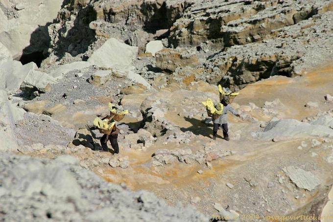 Difficulty getting hell, Kawah Ijen, Java - Indonesia
