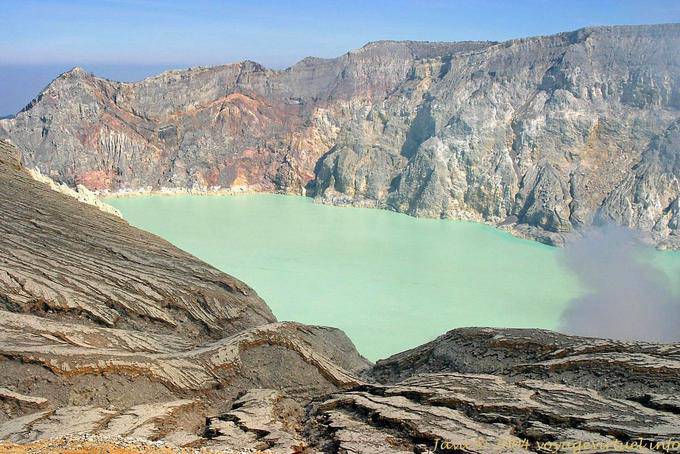 Crater and Lake Oval acid of a kilometer in length, Kawah Ijen, Java - Indonesia