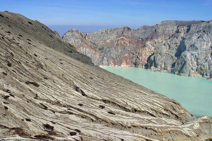 Kawah Ijen, washing folds the top of the caldera, Java - Indonesia