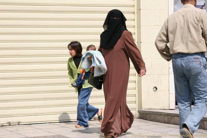Veiled woman with her children, Aqaba - Jordan