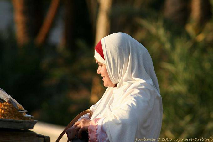 White scarf with a gourmet, Aqaba - Jordan