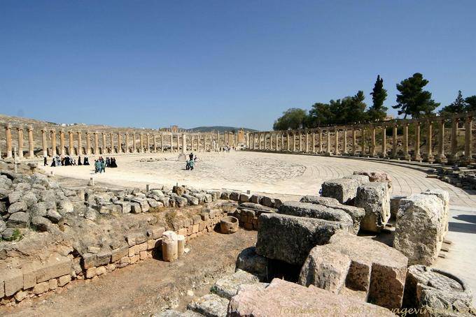 Jerash, pan the Oval or Forum Place, (Hadrian) - Jordan