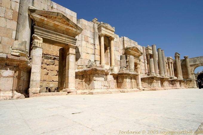 Behind the scenes Southern theater, Jerash - Jordan