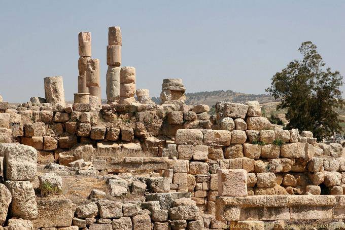 Unstable columns and wall rebuilding, Jerash - Jordan