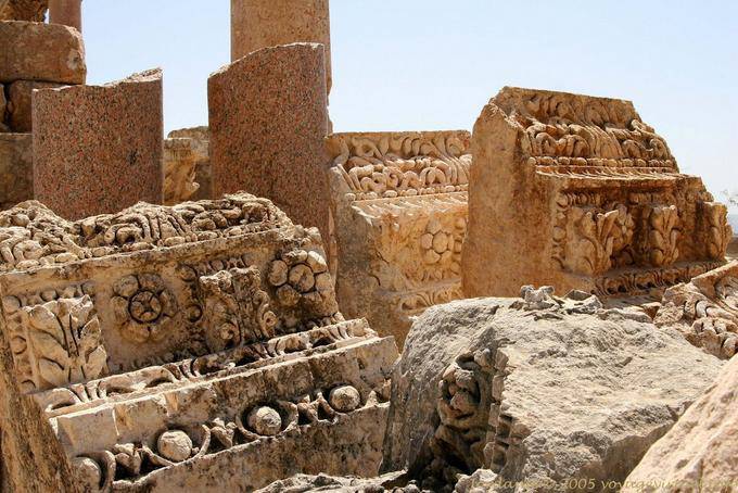 Pink marble lintels and crowded, Jerash - Jordan