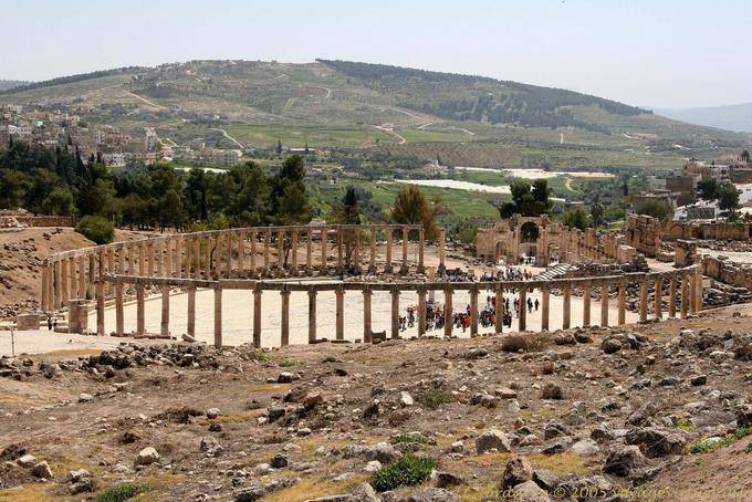 Colonnade double the oval forum and south gate, Jerash - Jordan