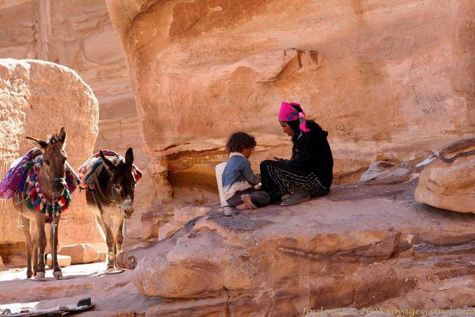 Bedouin, their children and their donkeys amount Deir - Petra - Jordan