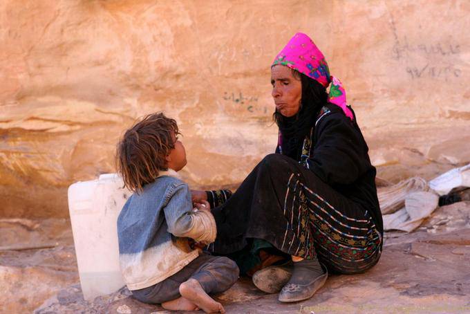 Discussion between indigenous in the rise to 800 steps of Deir - Petra - Jordan