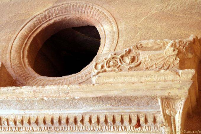 Bull's-eye in the facade, Petra Khazneh - Jordan
