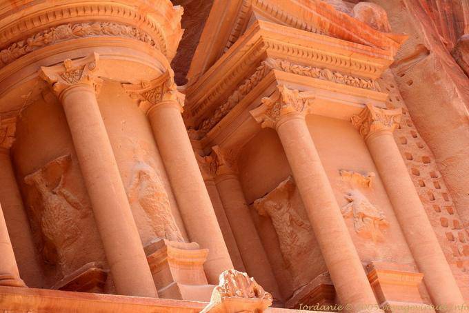 Urn view from the left, the Treasury (Khazneh Petra) - Jordan