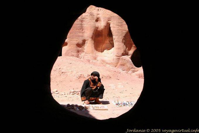 Souvenir vendor view a keyhole, Petra Khubta - Jordan