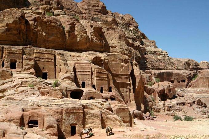 Tombs towers merlons decor, Petra Khubta - Jordan