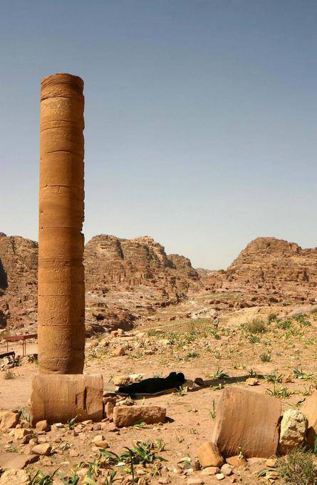 Column lonely, Petra Lower City - Jordan