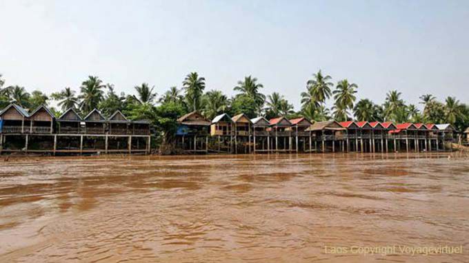 Stilt houses on the banks of the Mekong, Det Island, Lao