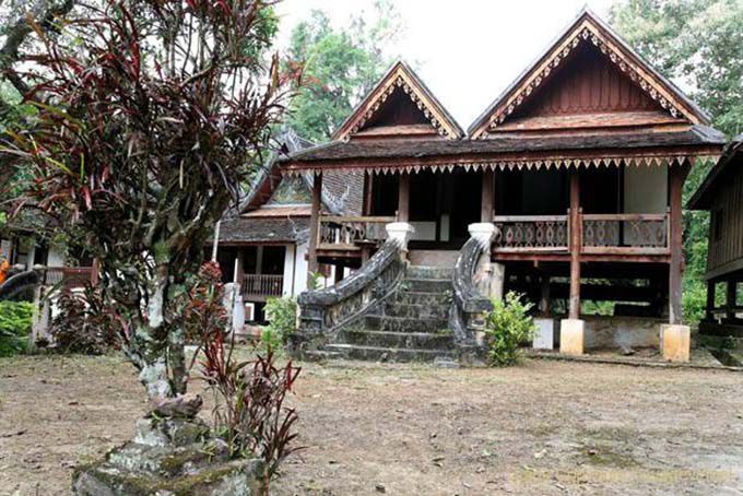 Meditation house, traditionnal kutis, Wat Long Khoun, Lao