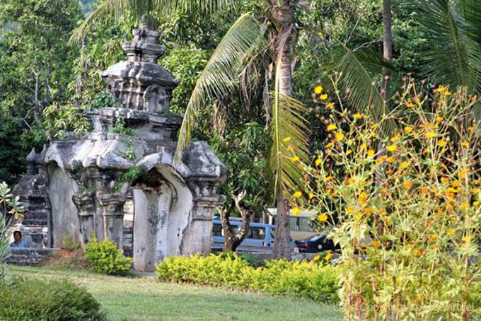 Precarious door connecting Wat Aham and Wisunalat, Wat Visoun, Lao