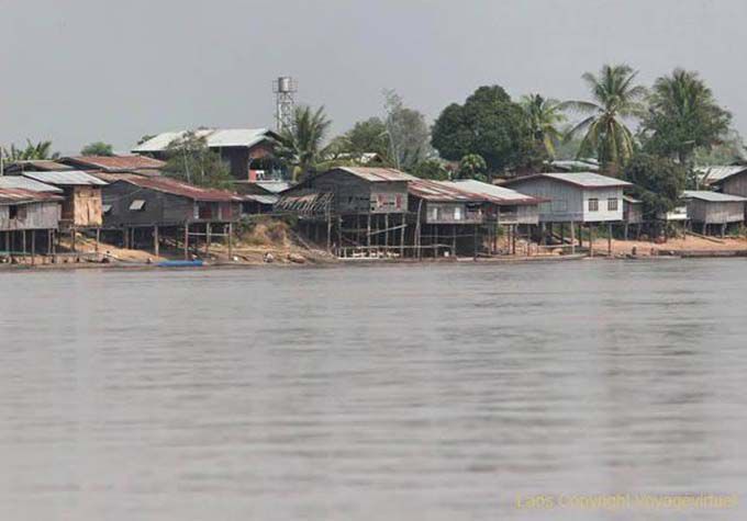 Village on the banks of Mekong Laos Sud, Lao