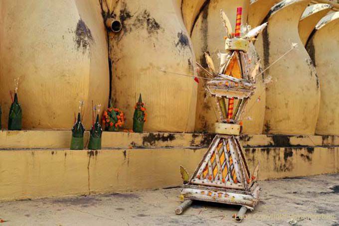 Offerings at the foot of Pha That Luang, Vientiane, Lao