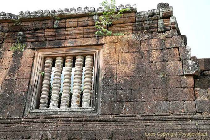 Window twisted columns, Vat Phou, Lao