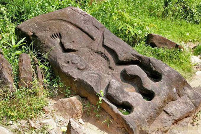 Sculpture crocodile recessed Wat Phou, Lao