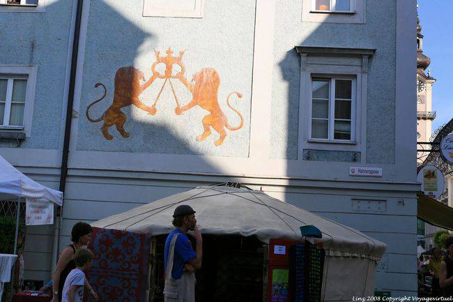 Altstadt, Hahnengasse, lions and crown, Linz - Austria