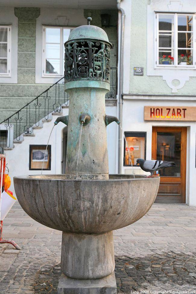 Altstadt, Klosterstrasse, pigeon fountain, Linz - Austria