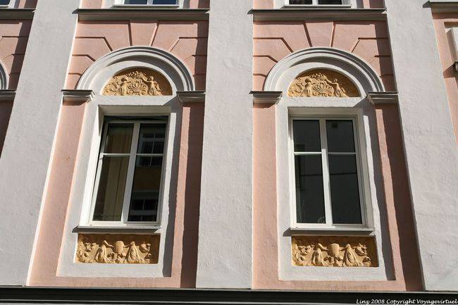 Baumbachstrasse, windows and carved offerings, Linz - Austria