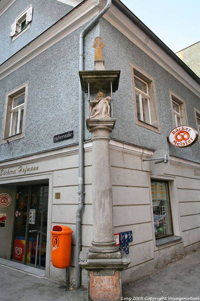 Hafnerstrasse, Virgin and Christ at the corner of the street, Linz - Austria