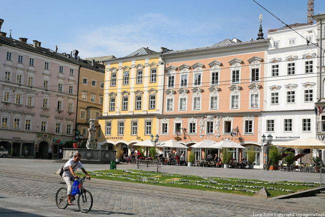 Hauptplatz, buildings and fountain, Linz - Austria