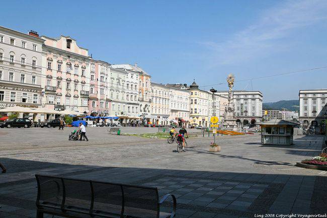 Hauptplatz, Cycles and pedestrians, Linz - Austria