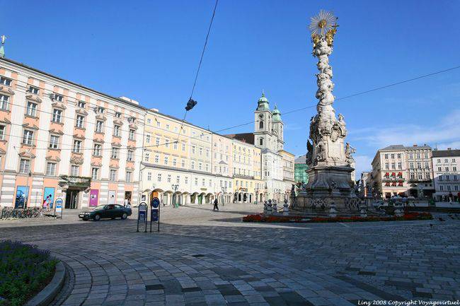 Hauptplatz, Dreifaltigkeitssaule, Alte Dom, Linz - Austria