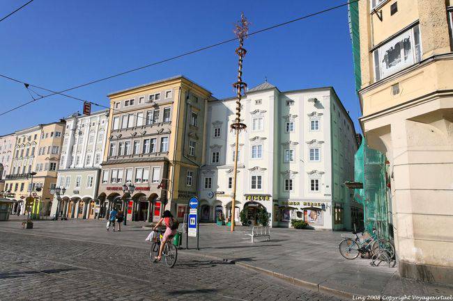 Hauptplatz, hairdresser and Cocagne pole, Linz - Austria