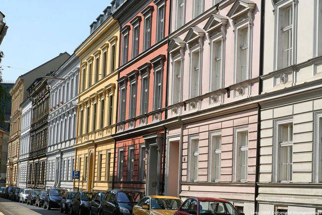 Klamm Strasse, harmony of facades in soft colors, Linz - Austria