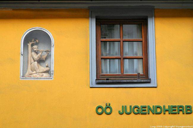 Kremstal Bundesstrasse, statue of the piper, Jugendherberge, Linz - Austria