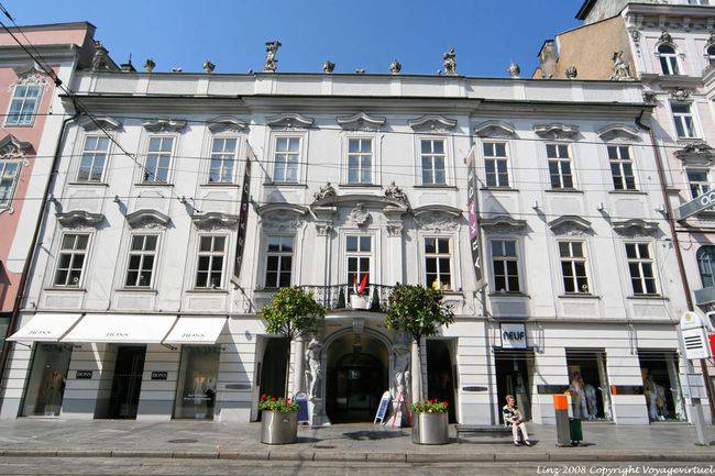 Landstrasse, facade with atlas and statues on the roof, Boss and Neuf, Linz - Austria