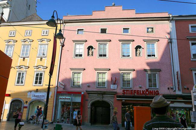 Landstrasse, pink facade with statues in niches, Linz - Austria