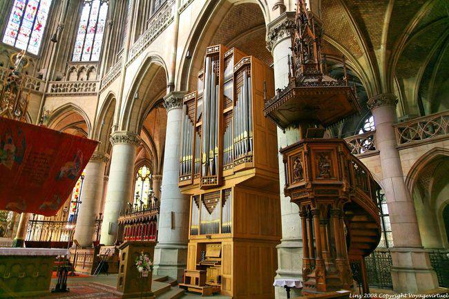 Neuer Dom, the pulpit and the organ, Linz - Austria