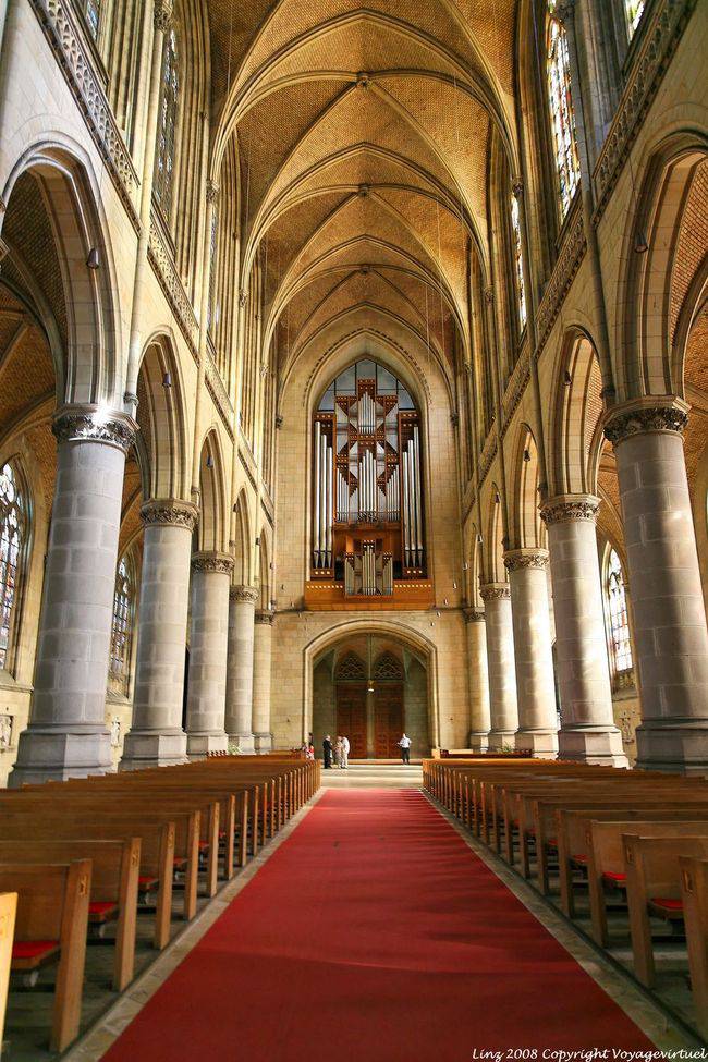 Neuer Dom, the great organs and the red carpet of the nave, Linz - Austria