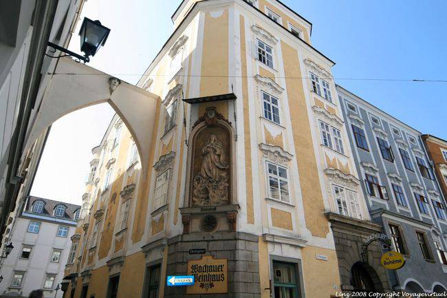 Pfarrgasse, statue at the corner of the Domgasse, Machauer Weinhaus, Linz - Austria