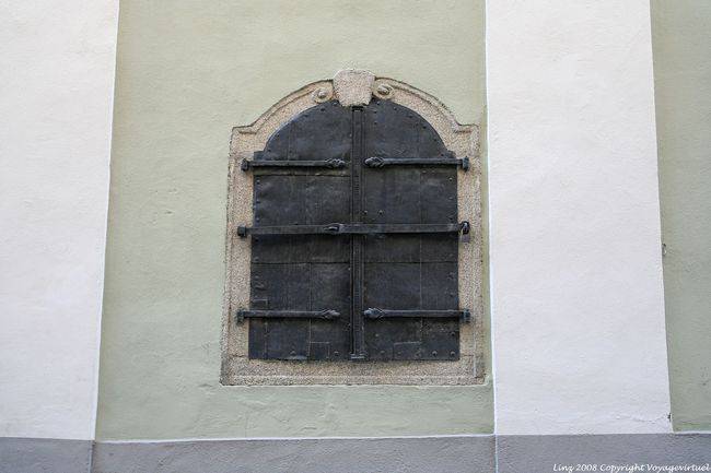 Pfarrgasse, window closed, Linz - Austria