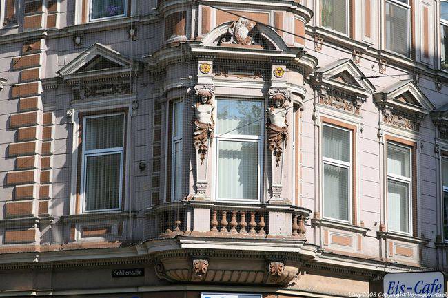 Schillerstrasse, Landstrasse, atlantes in close-up, Linz - Austria