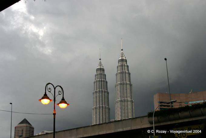 Discovery of the Petronas Twin Towers in the early morning, Kuala Lumpur - Malaysia